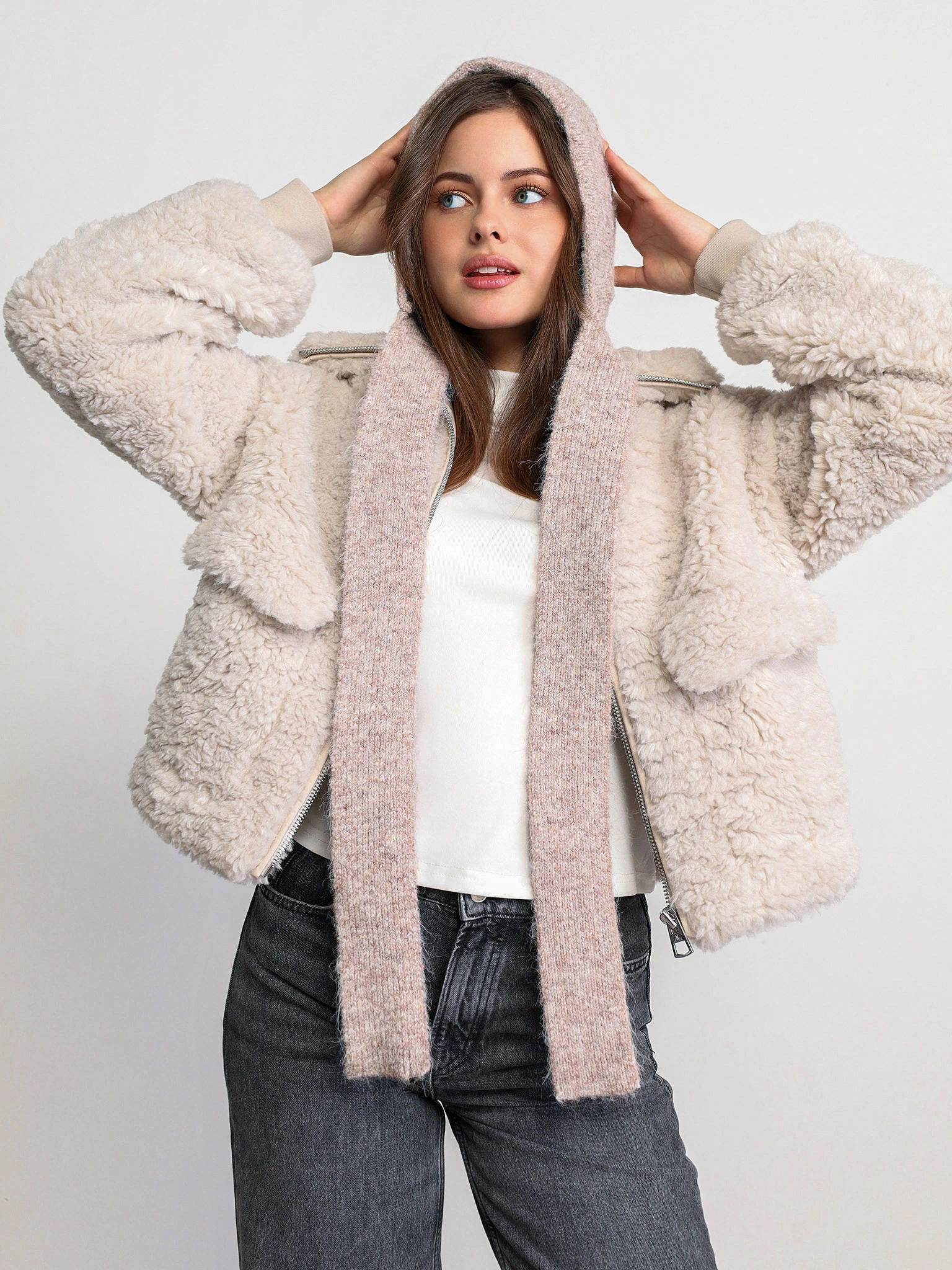 Шапка-чепчик с широкими завязками с пайетками в ассортименте